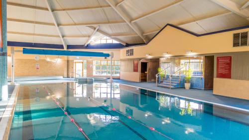 une grande piscine intérieure dans un bâtiment dans l'établissement Newtown Park Hotel, à Wexford