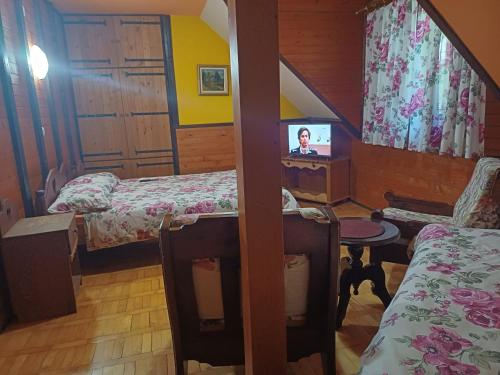 Gulta vai gultas numurā naktsmītnē Guest House Alpska Vila