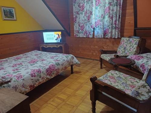 Gulta vai gultas numurā naktsmītnē Guest House Alpska Vila