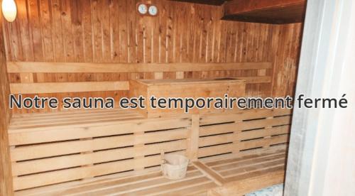 een houten sauna met een vuilnisbak bij Thalazur Antibes - Hôtel & Spa in Antibes