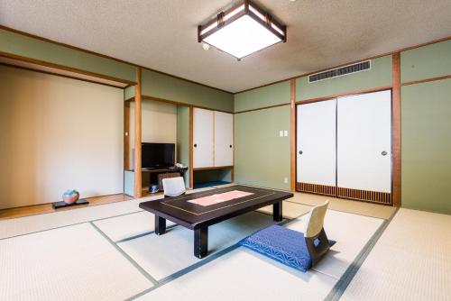 En tv och/eller ett underhållningssystem på Ooedo Onsen Monogatari Premium Kinugawa Kanko Hotel