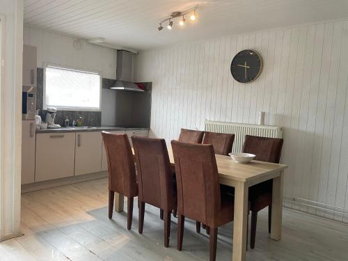 Eldhús eða eldhúskrókur á Fijne woning op hippische accommodatie aan de rand van Dokkum