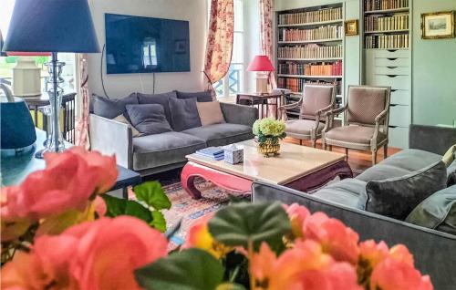 ein Wohnzimmer mit Sofas und einem Tisch in der Unterkunft Lovely Apartment In Chantilly With Wifi in Chantilly