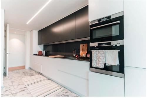 una cucina con piano cottura e forno a microonde di High End Urban Retreat a Lisbona