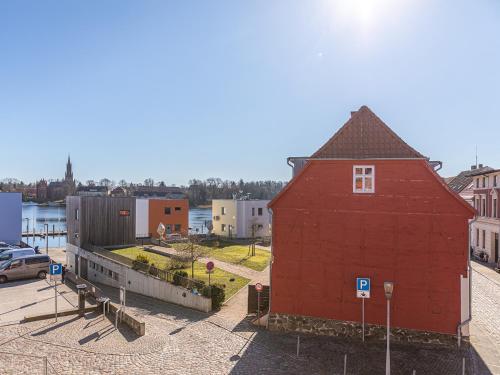 マルヒョーにあるStadtQuartier im Stadtzentrumの通路屋根の赤い建物