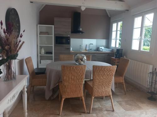 a kitchen and dining room with a table and chairs at Gîte Les Rainettes in Coye-la-Forêt