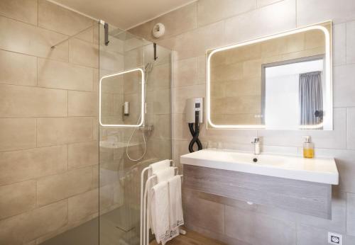 Hotel Tambourin tesisinde bir banyo