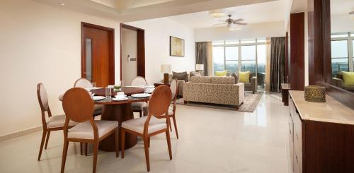 Uma área de estar em Shangri-La Serviced Apartments, Yangon