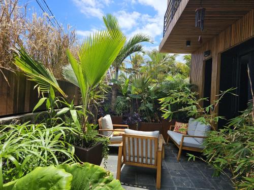 um jardim com cadeiras e plantas num pátio em Au temps des pêcheurs em Saint-Pierre