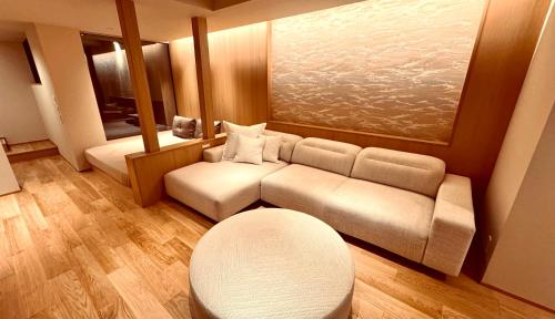 ein Wohnzimmer mit einem Sofa und einem Tisch in der Unterkunft THE KAKU Exclusive suite & Residence in Nara