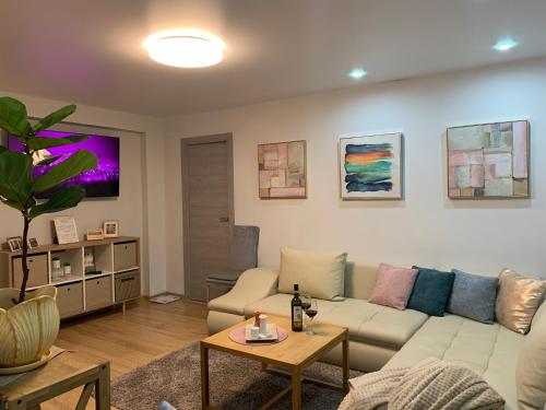 Зона вітальні в Family-Friendly 2BR Apartment with Free Parking