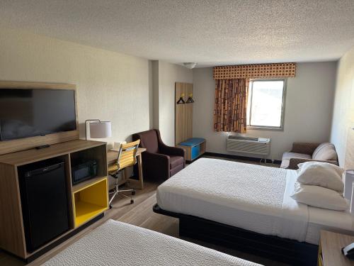 TV at/o entertainment center sa Days Inn by Wyndham Muncie -Ball State University