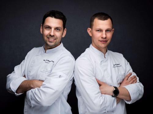 deux hommes en chéviats blancs se présentant pour une photo dans l'établissement Novotel Gdańsk Marina, à Gdańsk