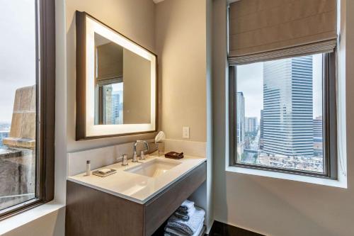 Cambria Hotel Houston Downtown Convention Center tesisinde bir banyo