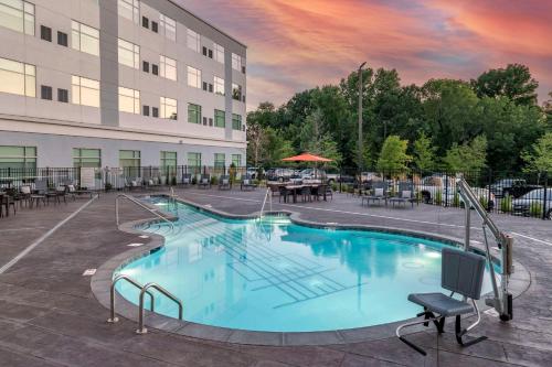 una gran piscina frente a un edificio en Cambria Hotel Nashville Airport en Nashville