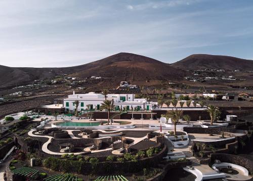 uma vista aérea de um resort com montanhas ao fundo em César Lanzarote Luxury Boutique Hotel - Adults Only em La Asomada