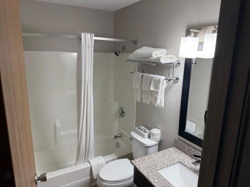 Bathroom sa Days Inn by Wyndham Muncie -Ball State University