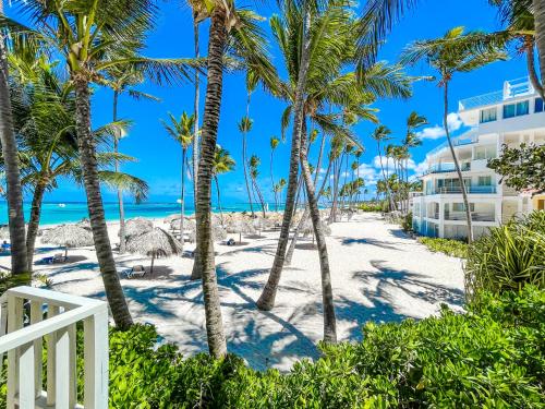 - une vue sur la plage depuis le balcon du complexe dans l'établissement DUCASSI Suites ROOMS BEACH playa Bavaro WiFi Parking ROOFTOP POOL SPA, à Punta Cana