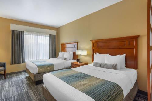 Cama ou camas em um quarto em Best Western PLUS University Park Inn & Suites