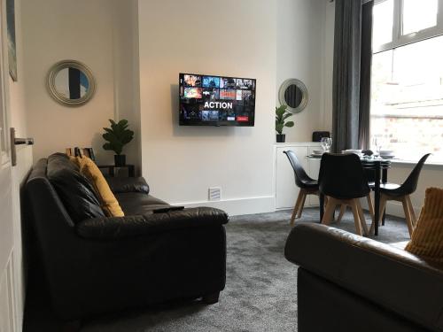 TV i/ili zabavni centar u objektu Bright Spacious 3-bed with office & patio, Preston