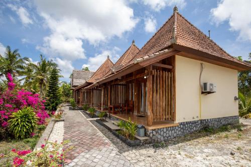 uma casa com telhado de azulejo em Batang Golden Hills em Nusa Penida