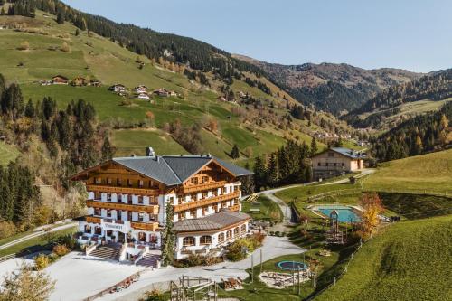 - une vue aérienne sur un hôtel dans les montagnes dans l'établissement Hotel Lammwirt, à Grossarl