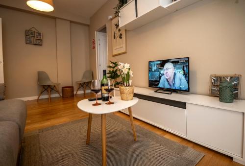 a living room with a tv and a table at Santiago Tower View Aire Acondicionado, casco antiguo in Logroño