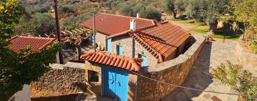 アクラタにあるPeloponnese Hideout - Traditional stone houseの青い扉のある家屋の上空