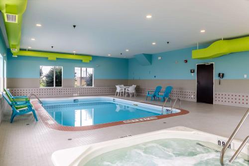 A piscina localizada em Motel 6-Headingley, MB - Winnipeg West ou nos arredores