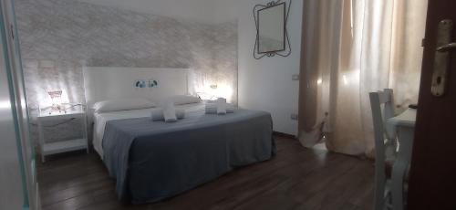 Un dormitorio con una cama y una mesa. en Onlyrooms I - Central & Quiet Area, en Cagliari