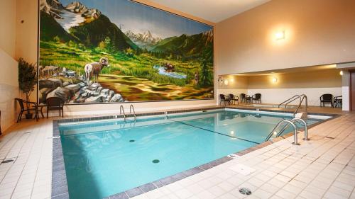 uma piscina num quarto de hotel com uma pintura na parede em Prestige Radium Hot Springs Resort, WorldHotels Crafted em Radium Hot Springs