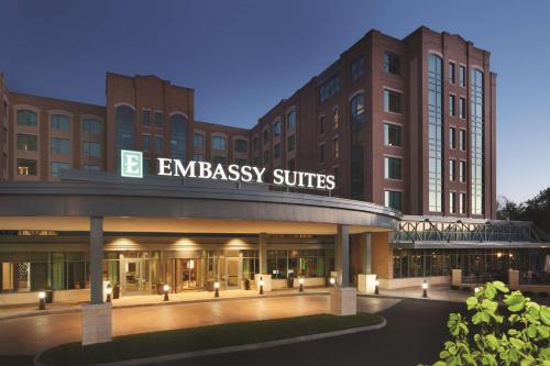 Embassy Suites Saratoga Springs في ساراتوجا سبرينجز: مبنى مدخل اجنحة السفارات