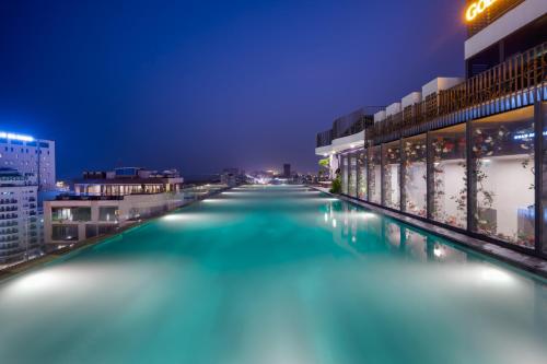 Golden Lotus Grand Da Nang - Panoramic Rooftop Bar & Daily Afternoon Tea