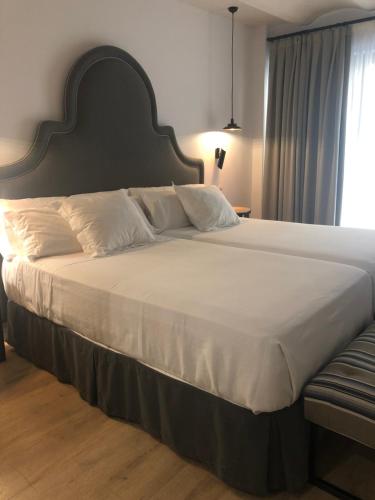 Katil atau katil-katil dalam bilik di Suites Hom Sevilla