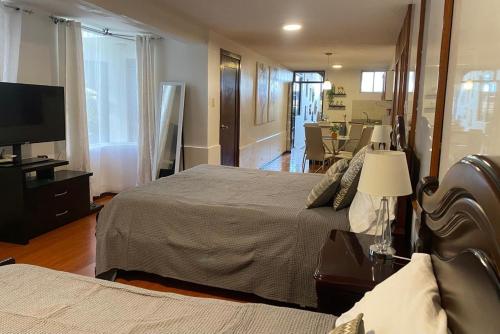 Ліжко або ліжка в номері Hospedaje en Quito Norte, Apartamento & Suite independientes