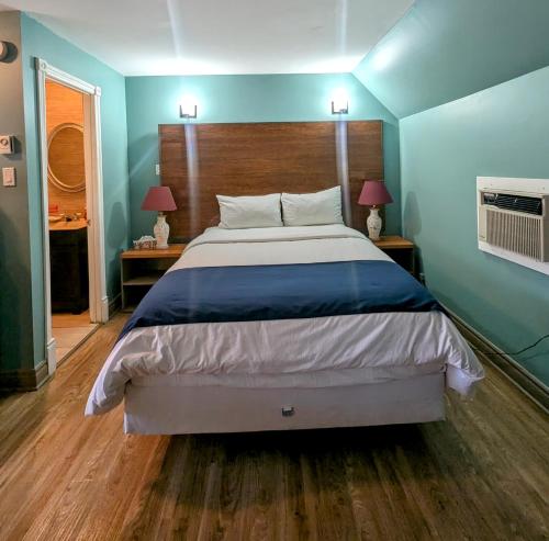 Tempat tidur dalam kamar di Motel des Pentes et Suites