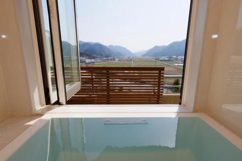 bañera con vistas a un balcón en Yumenoi, en Himeji