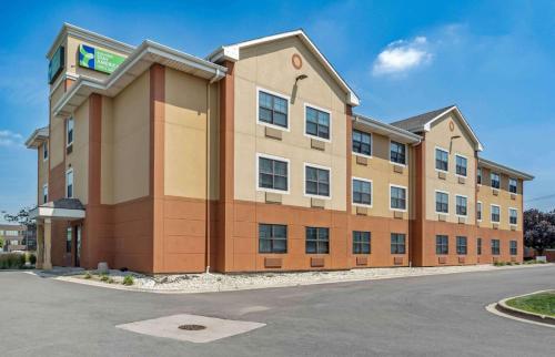 a large building with a sign on top of it at Extended Stay America Select Suites - Chicago - O'Hare in Rosemont