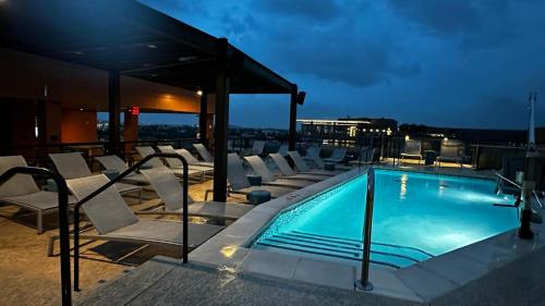 uma piscina no telhado de um edifício em The Voya - Navy Yard em Washington