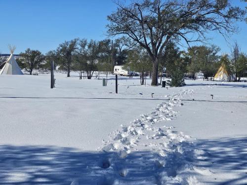 クレイトンにあるApt 3 - Roman at High Plains Lodgeの雪面積の雪上駐車場