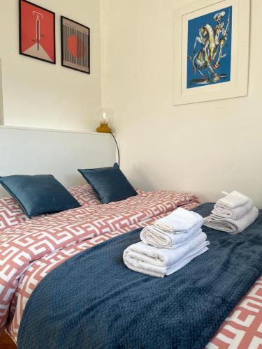 een slaapkamer met een bed met handdoeken erop bij Maxim in Pančevo