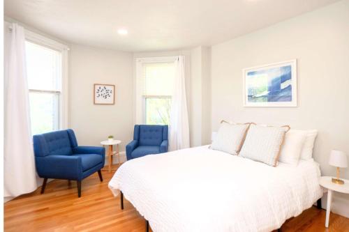 Tempat tidur dalam kamar di Jennifer's College Hill Apartment Close to Everything