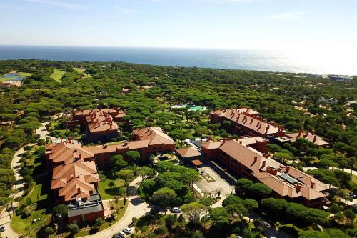 - une vue sur une maison arborée et l'océan dans l'établissement Sheraton Cascais Resort - Hotel & Residences, à Cascais