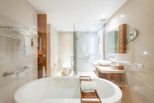 Un baño de VOUK Hotel and Suites Nusa Dua Bali