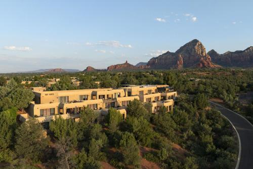 een luchtzicht op een gebouw in de bergen bij Sky Rock Sedona, a Tribute Portfolio Hotel in Sedona