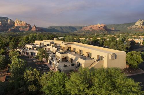 een luchtzicht op een gebouw met bergen op de achtergrond bij Sky Rock Sedona, a Tribute Portfolio Hotel in Sedona