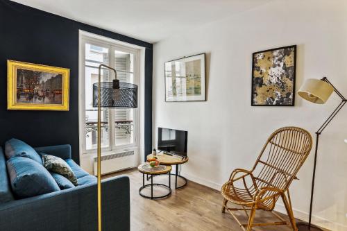 - un salon avec un canapé bleu et une chaise dans l'établissement BnBNova - 1BR - Invalides & Tour Eiffel, à Paris