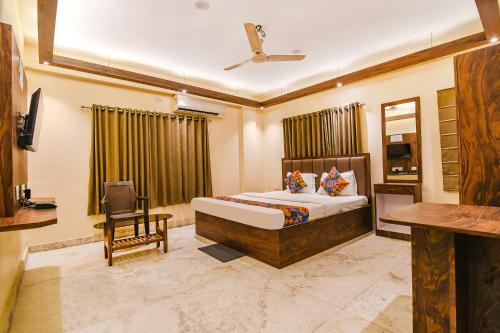 Tempat tidur dalam kamar di FabHotel The Golden Orchid