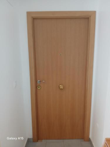 a wooden door in the corner of a room at Appartement Almadrava Roses in Roses