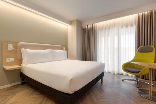 Holiday Inn Express Évora, an IHG Hotel tesisinde bir odada yatak veya yataklar